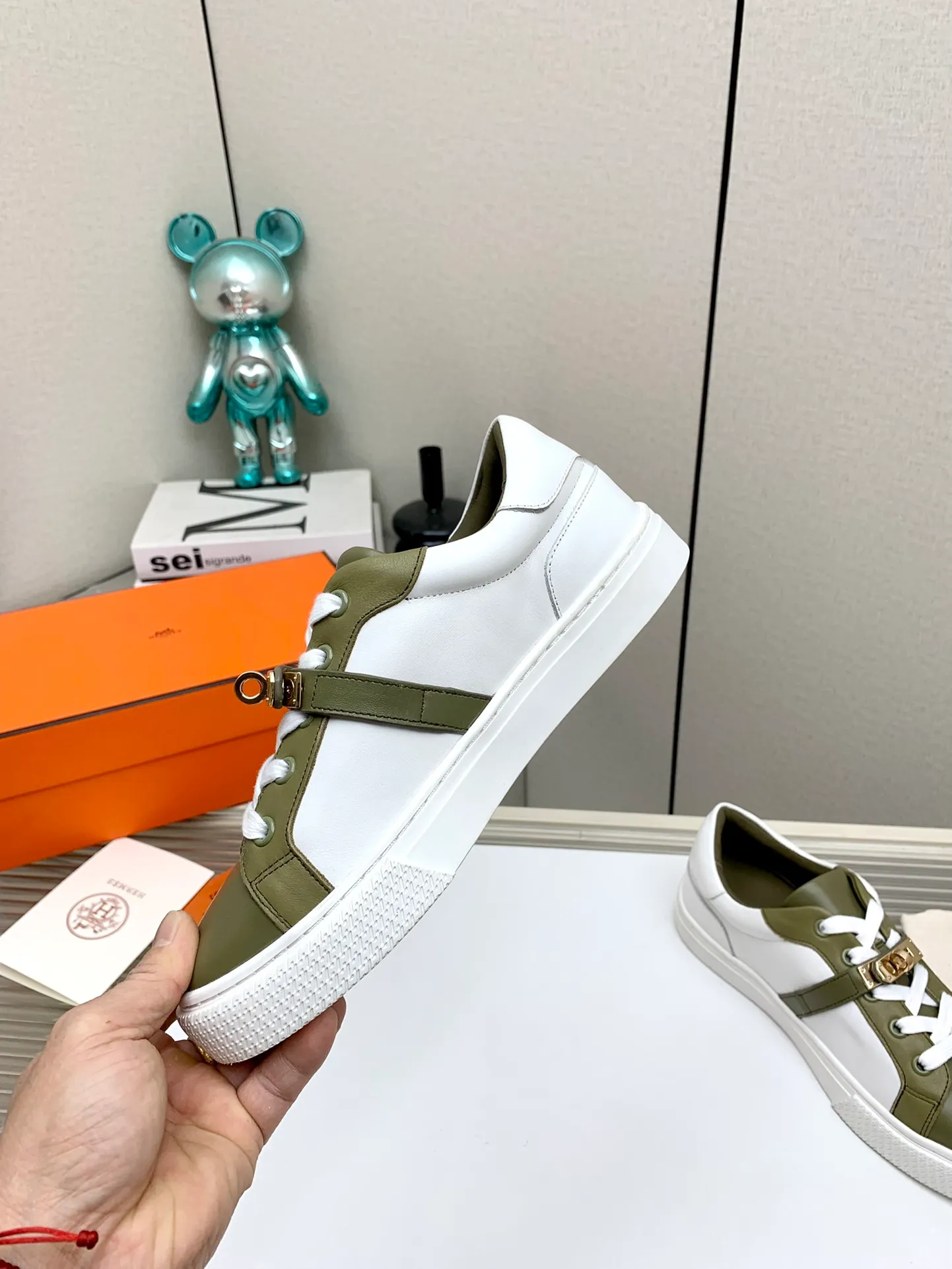👟👟Ex-factory price 660👟👟 Men's style ➕10 (high version) Hermes classic couple model #𝐊𝐞𝐥𝐥𝐲 buckle casual white skate shoes, which will not conflict with shoes at all. Full of unknowns, Hermès rarely produces flat casual shoes and they are paired with classic palladium-plated Kelly shoe buckles! You'll fall in love with it at first sight. It's super versatile and can be worn with any skirt or pants. 🉑️Looking in with your eyes closed, it looks super noble. Fabric: Specific cowhide/canvas material. Lining: Sheepskin lining. Outsole: Original molded TPU outsole. Size: 35-45.